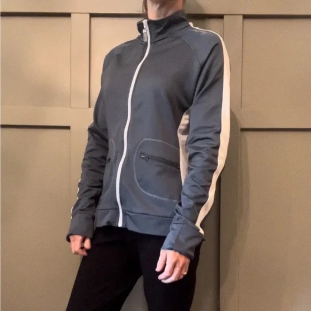 ALO Yoga Cool Fit Full Zip Jacket The Stanley Hotel Gray White Size Medium